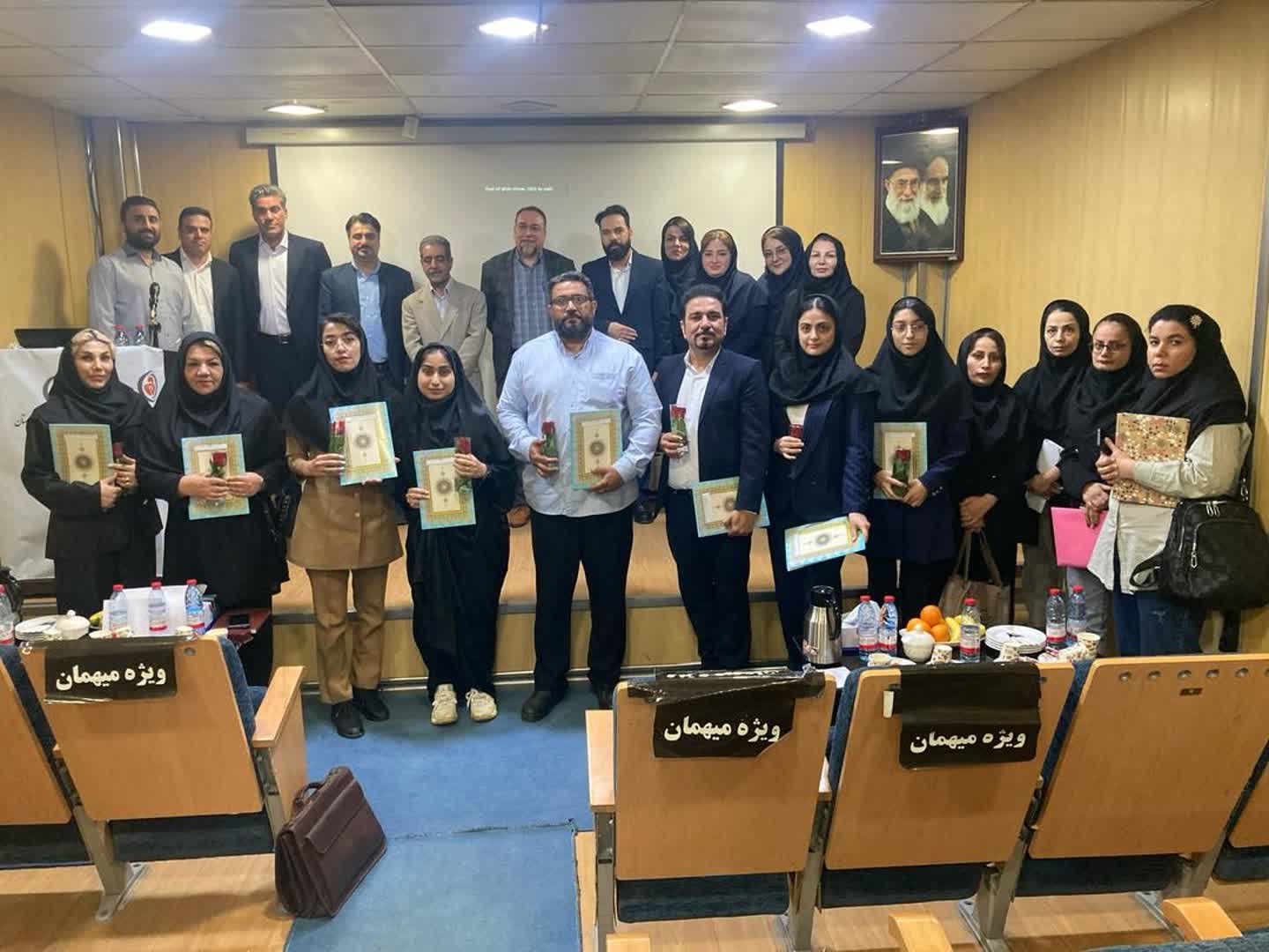 جلسه توجیهی و دانشجویان جدید الورود و تقدیر از دانشجویان برتر آموزشی و فعال مرکز علمی کاربردی مجمع امور صنفی توزیعی و خدمات اهواز